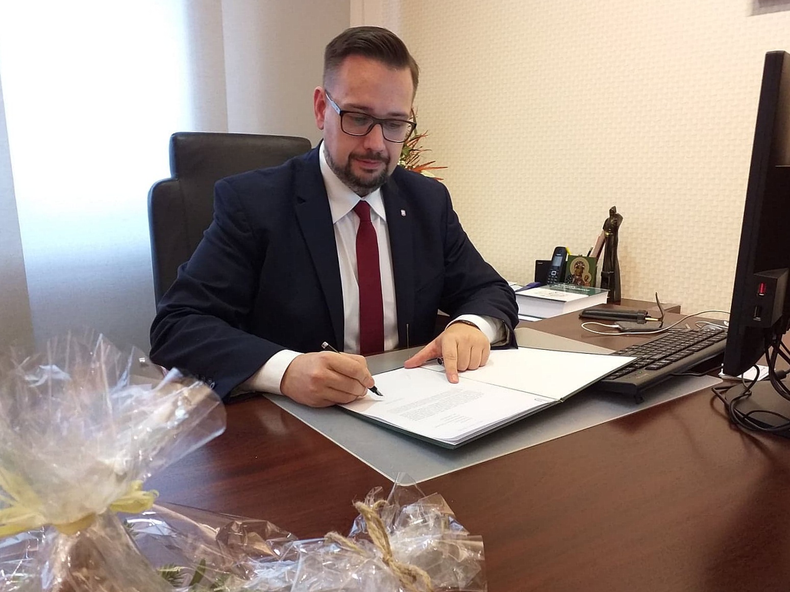 Burmistrz podpisał umowę na audyt w polkowickich spółkach