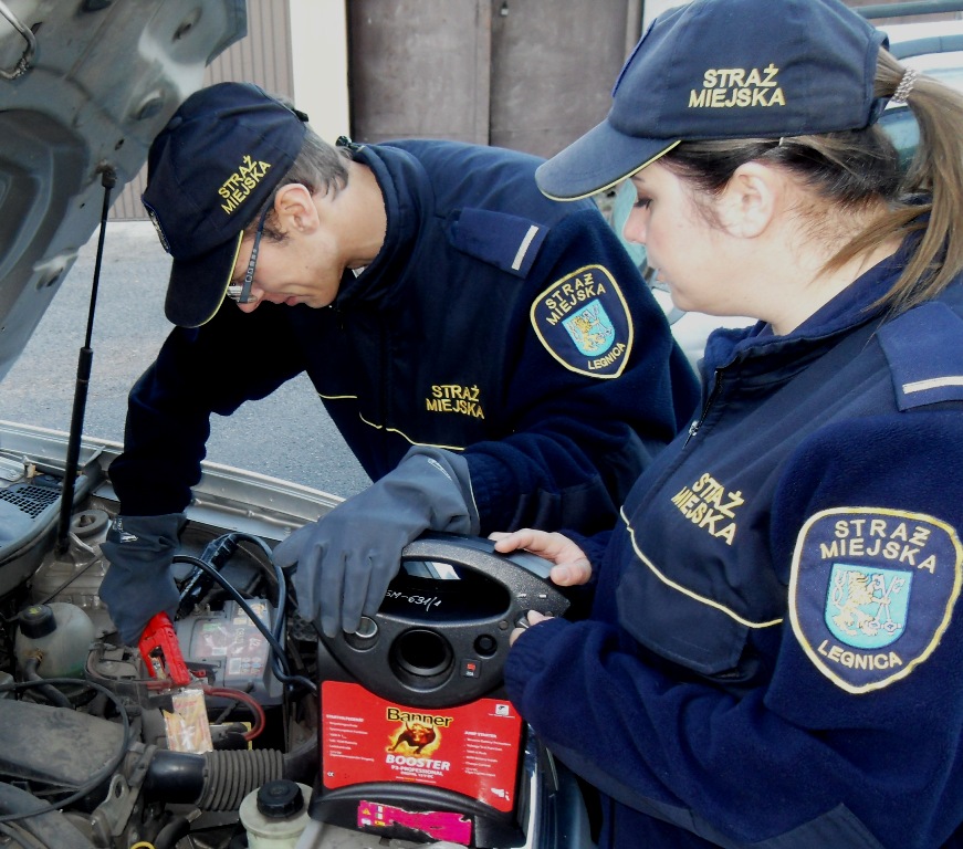 LEGNICA. Strażnik pomoże uruchomić auto