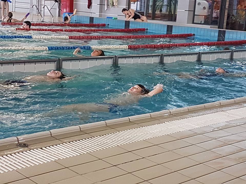 Dzieci szkoliły pływackie umiejętności