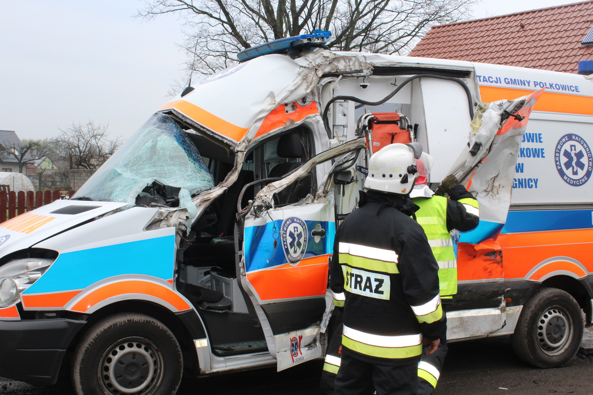 Wypadek ambulansu w Buczynie na DK 12 (WIDEO, FOTO)