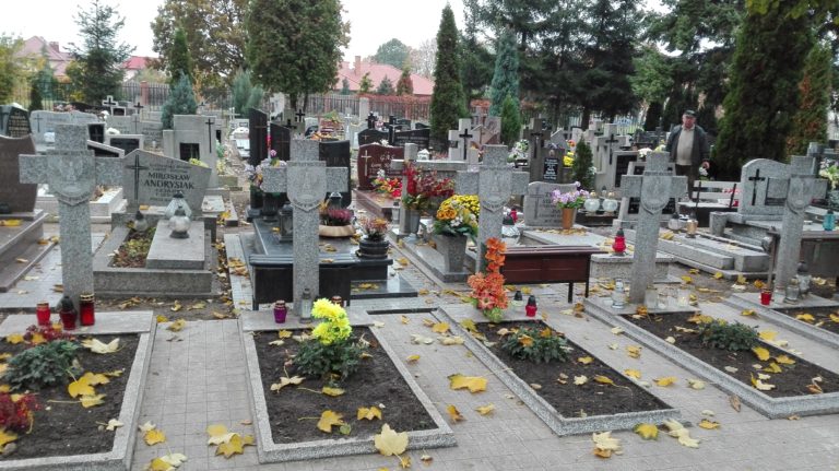 Trwają porządki na cmentarzach. Uwaga na złodziei!