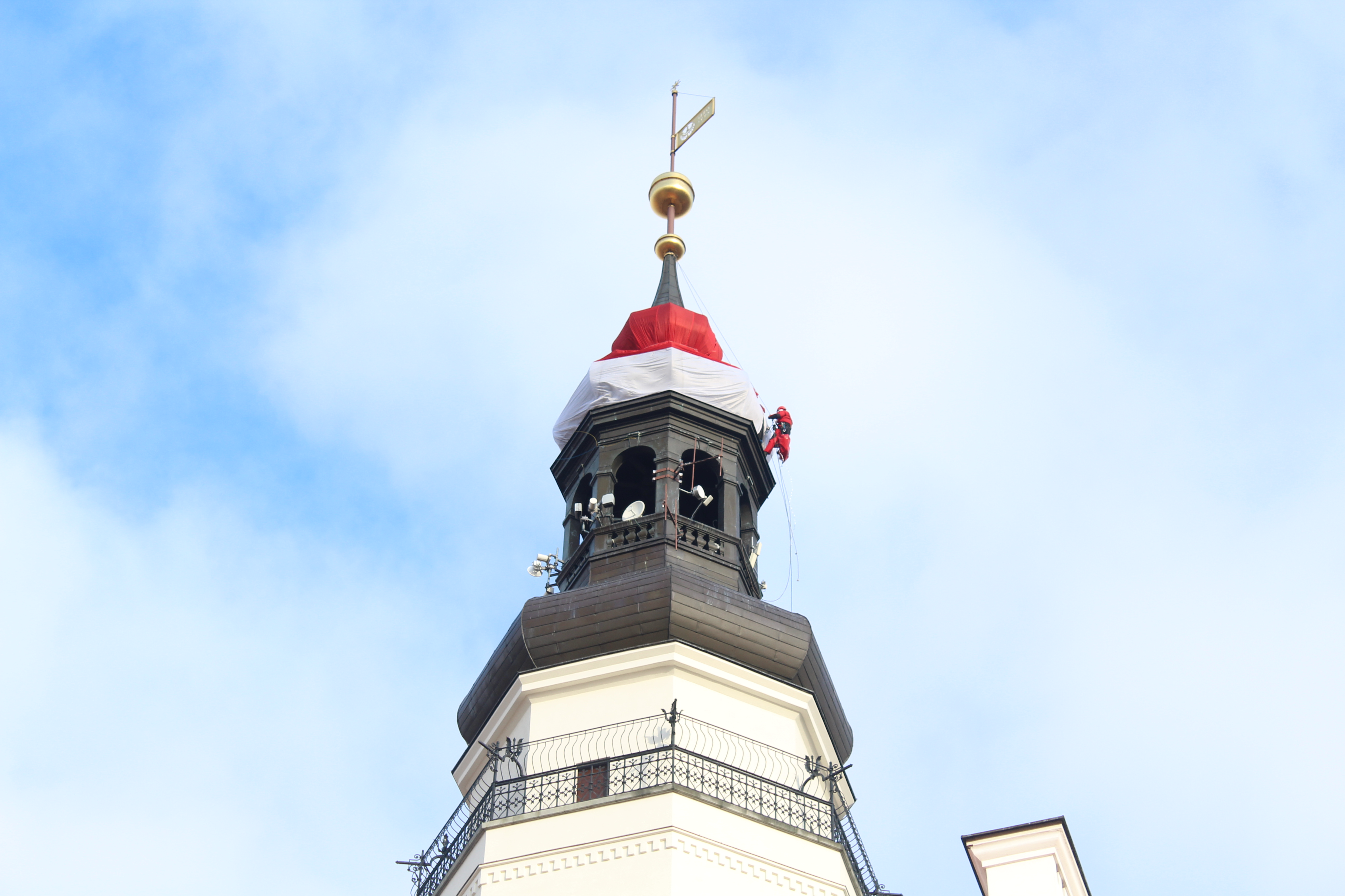 GŁOGÓW. Czapka św. Mikołaja już na wieży (FOTO)