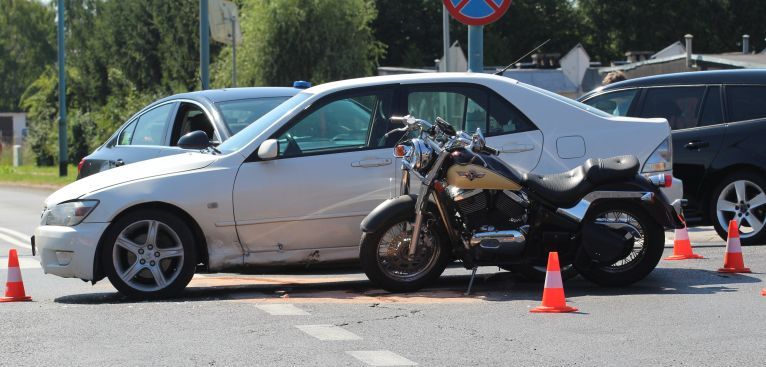 LUBIN. Osobówka zderzyła się z motocyklem