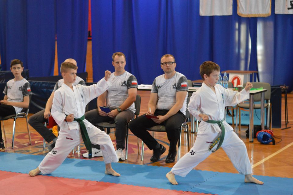 Młodzi taekwondocy na zawodach w Brzegu Dolnym