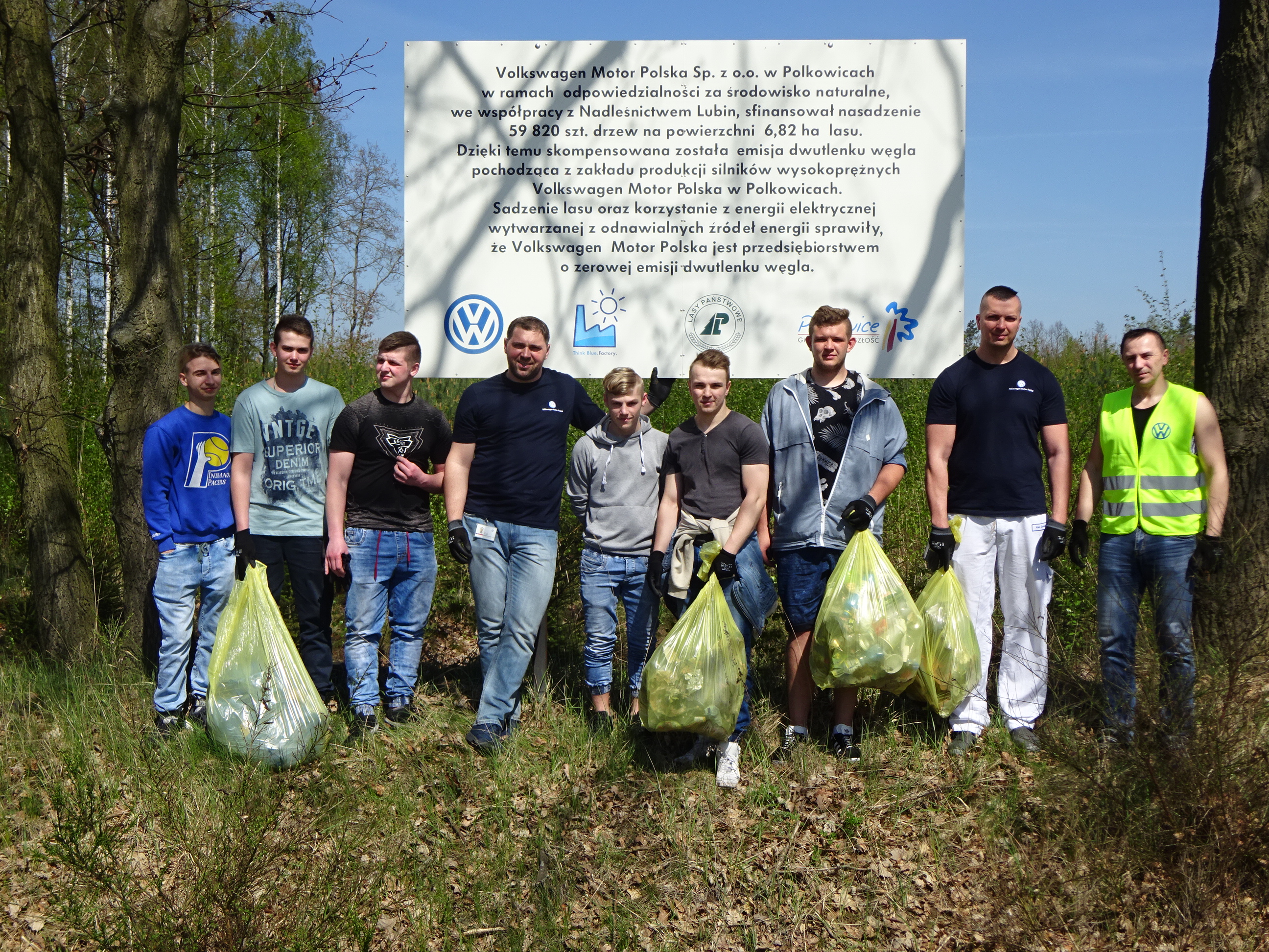 Pracownicy Volkswagen Motor Polska sprzątali las