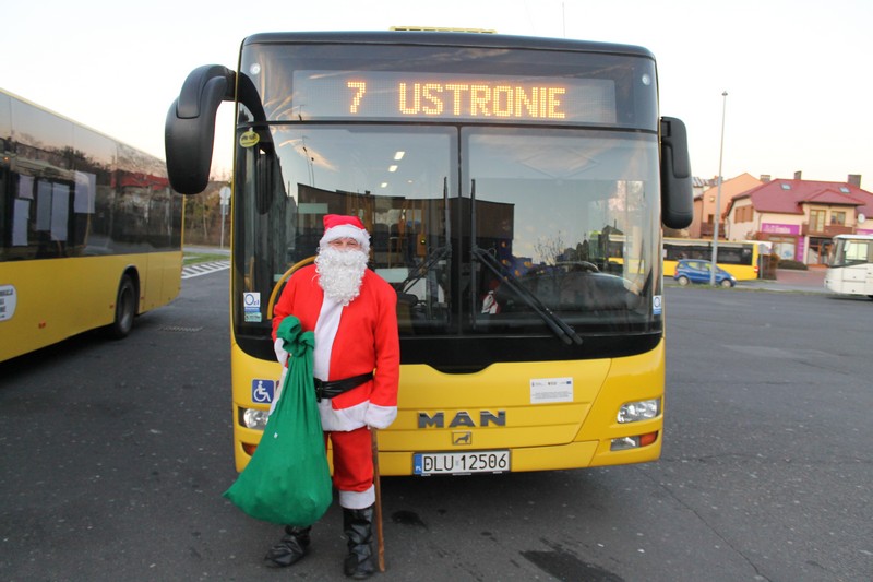 LUBIN. Mikołaj rozdaje prezenty w autobusie (FOTO)
