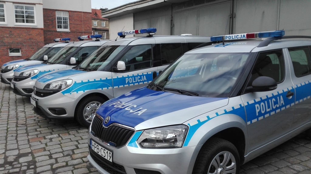 LEGNICA. Policjanci pochwalili się nowymi samochodami (FOTO, WIDEO)