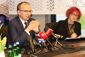 Prezes KGHM Radosław Domagalski-Łabędzki wraz z rzecznik spółki Jolantą Piątek