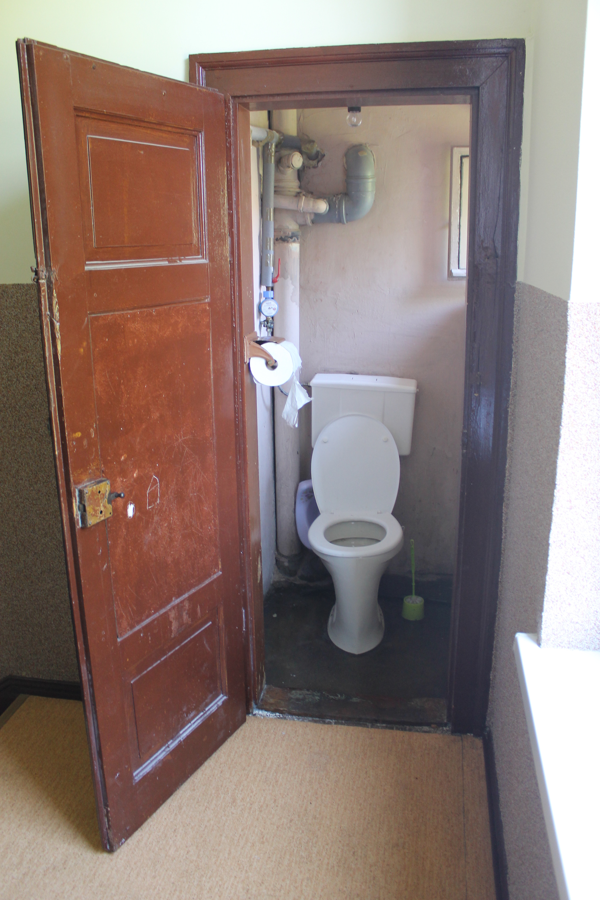 LEGNICA. Połowa komunalnych mieszkań nie ma toalet! (WIDEO)