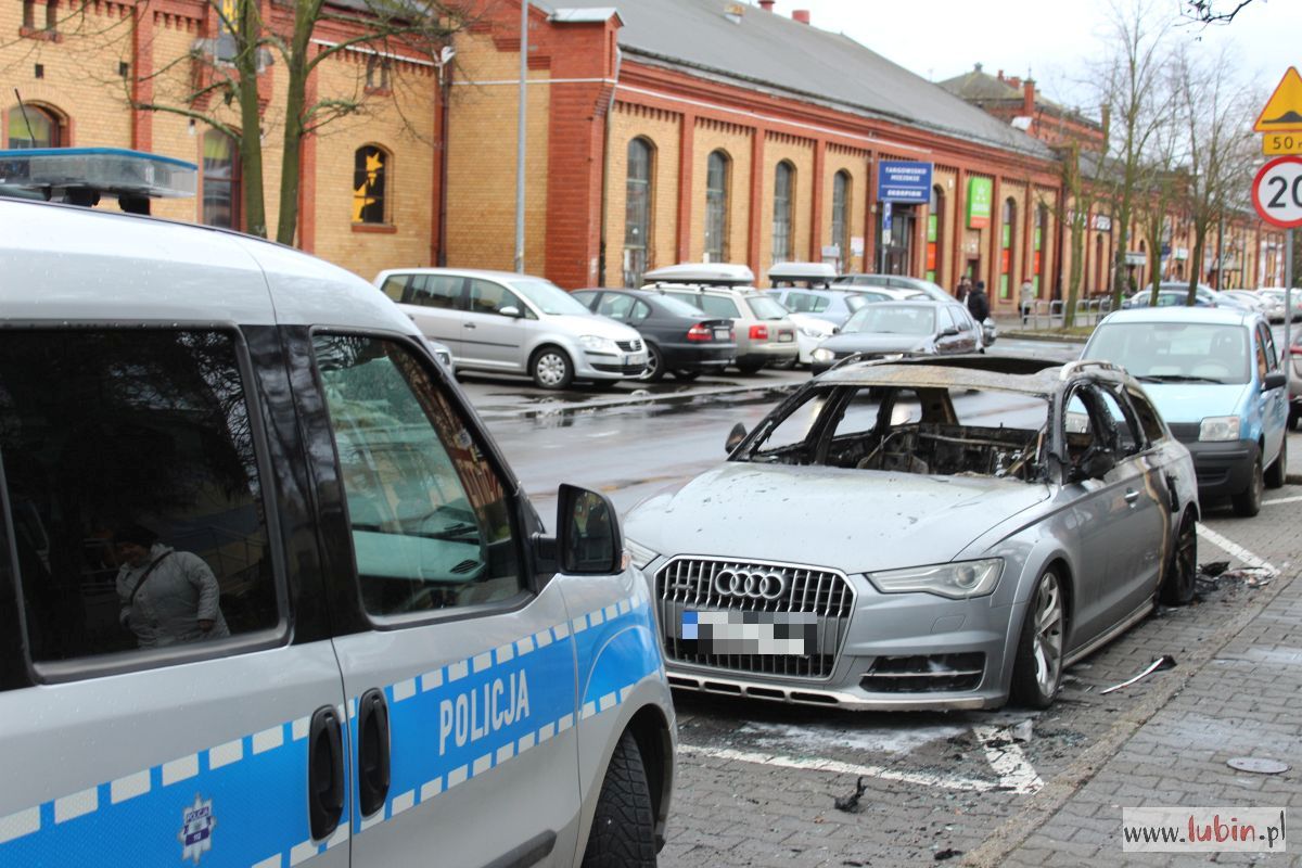 Audi spaliło się przy Armii Krajowej w Lubinie