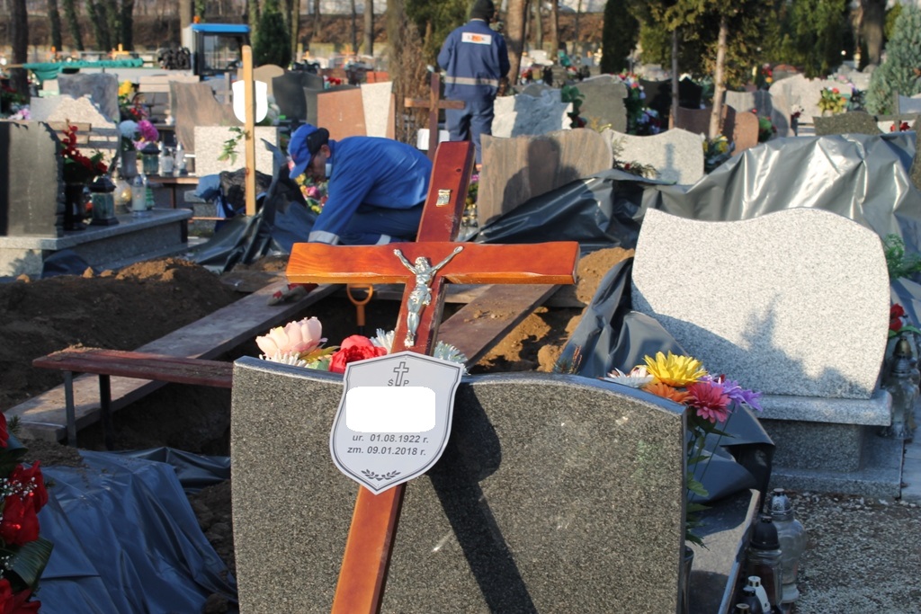 Skandal na legnickim cmentarzu. Pomylono ciała (FOTO, WIDEO)