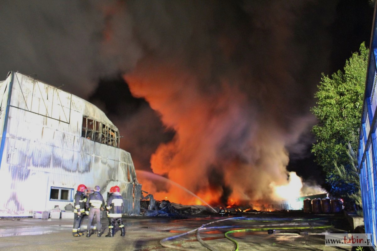 Fabryka styropianu w ogniu (FOTO, WIDEO)