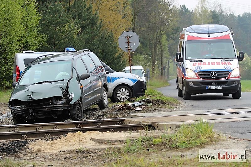 Zasnął za kierownicą, wjechał na tory (WIDEO, FOTO)