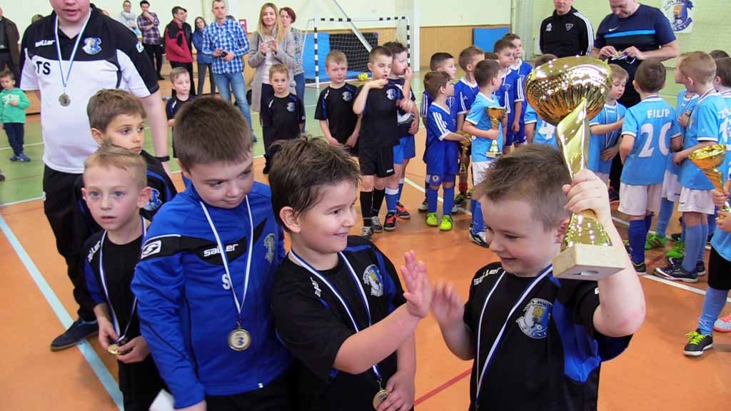 Pierwsze medale małych piłkarzy (FOTO)