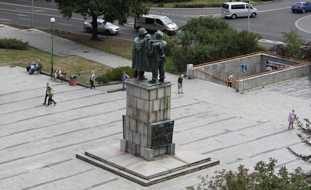 IPN skazuje pomnik na śmietnik historii (WIDEO)