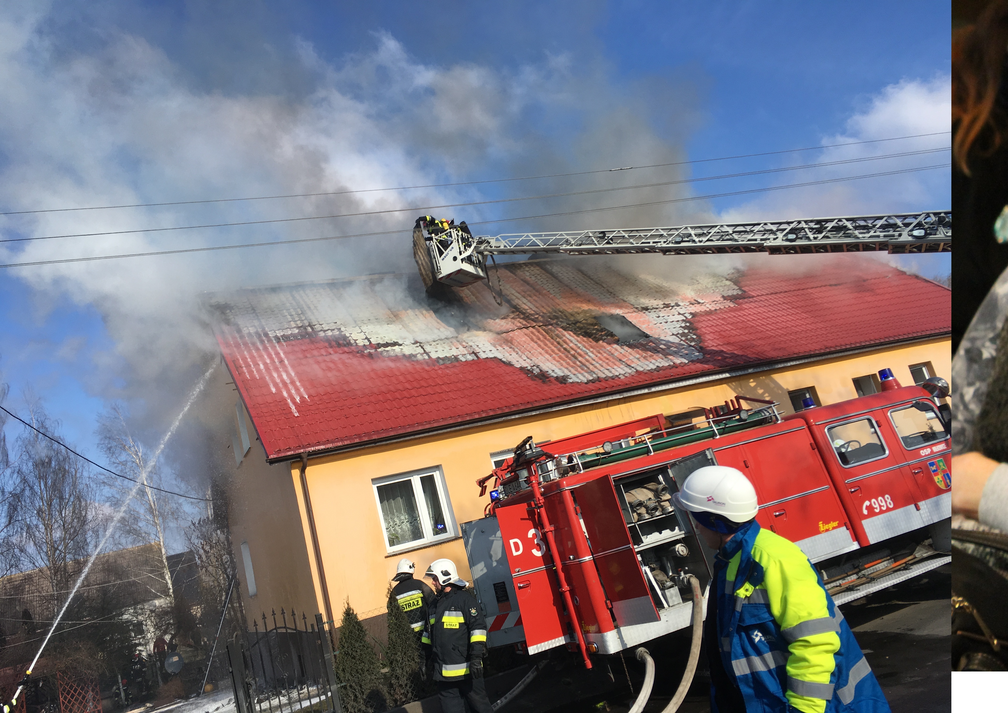 Pożar domu w Jakuszowie. Strażacy walczą z żywiołem (WIDEO, FOTO)
