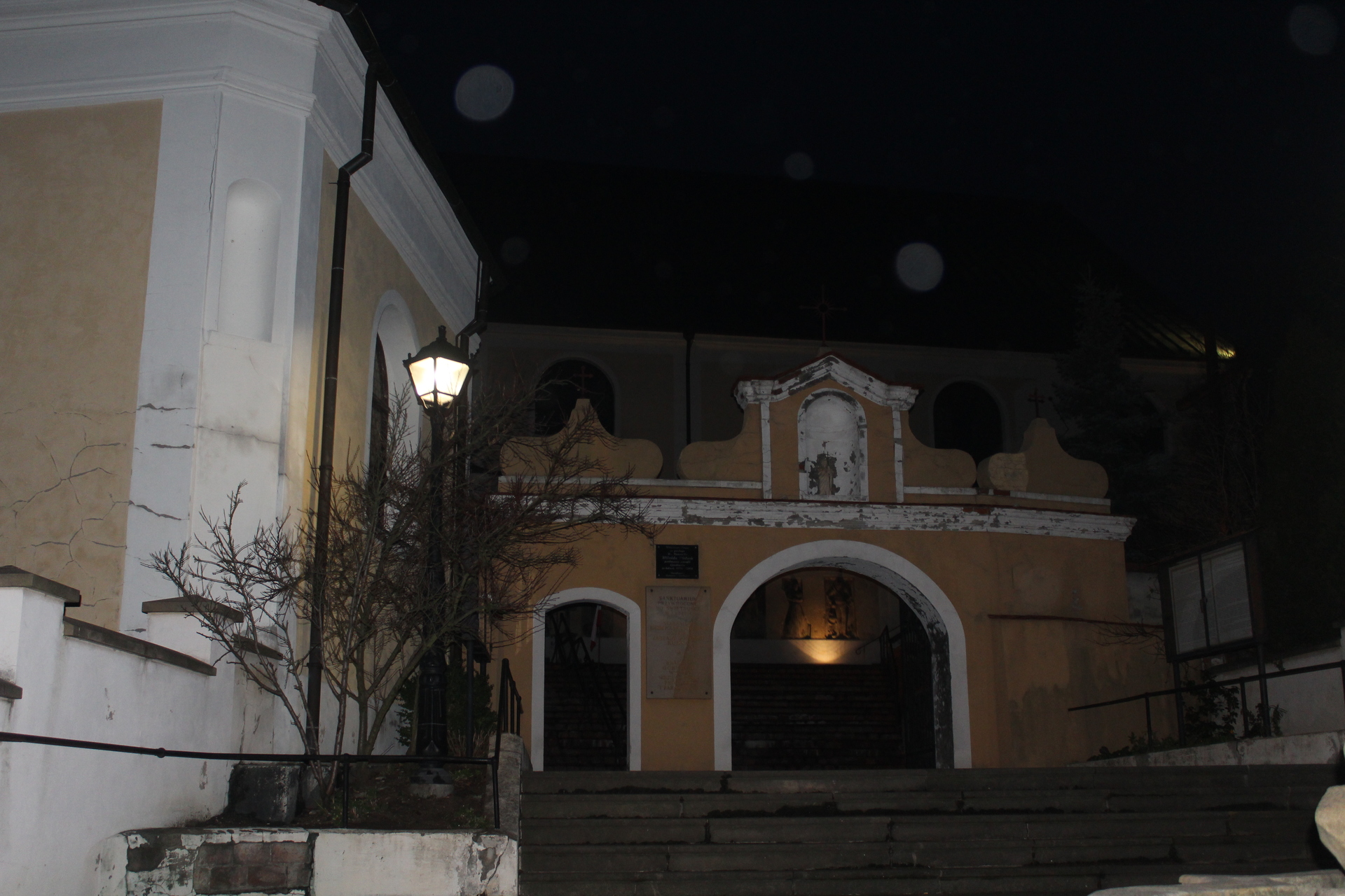 Grodowieckie sanktuarium wieczorową porą (FOTO)