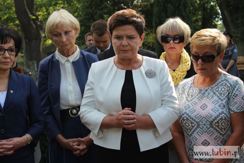 Beata Szydło złożyła wieńce na cmentarzu