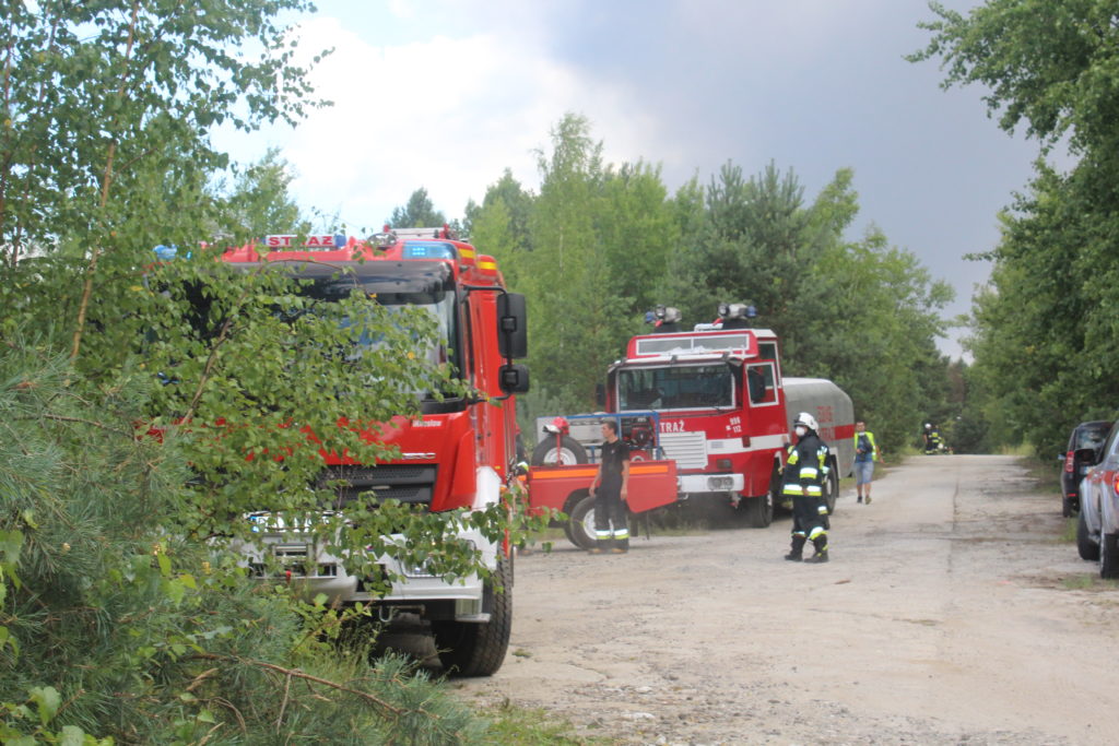 Strażacy gaszą pogorzelisko w Jakubowie. Zarzuty dla przedsiębiorcy