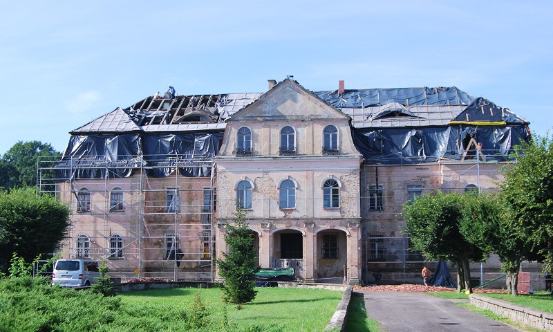 Ruszył remont dachu pałacu w Jerzmanowej (FOTO)