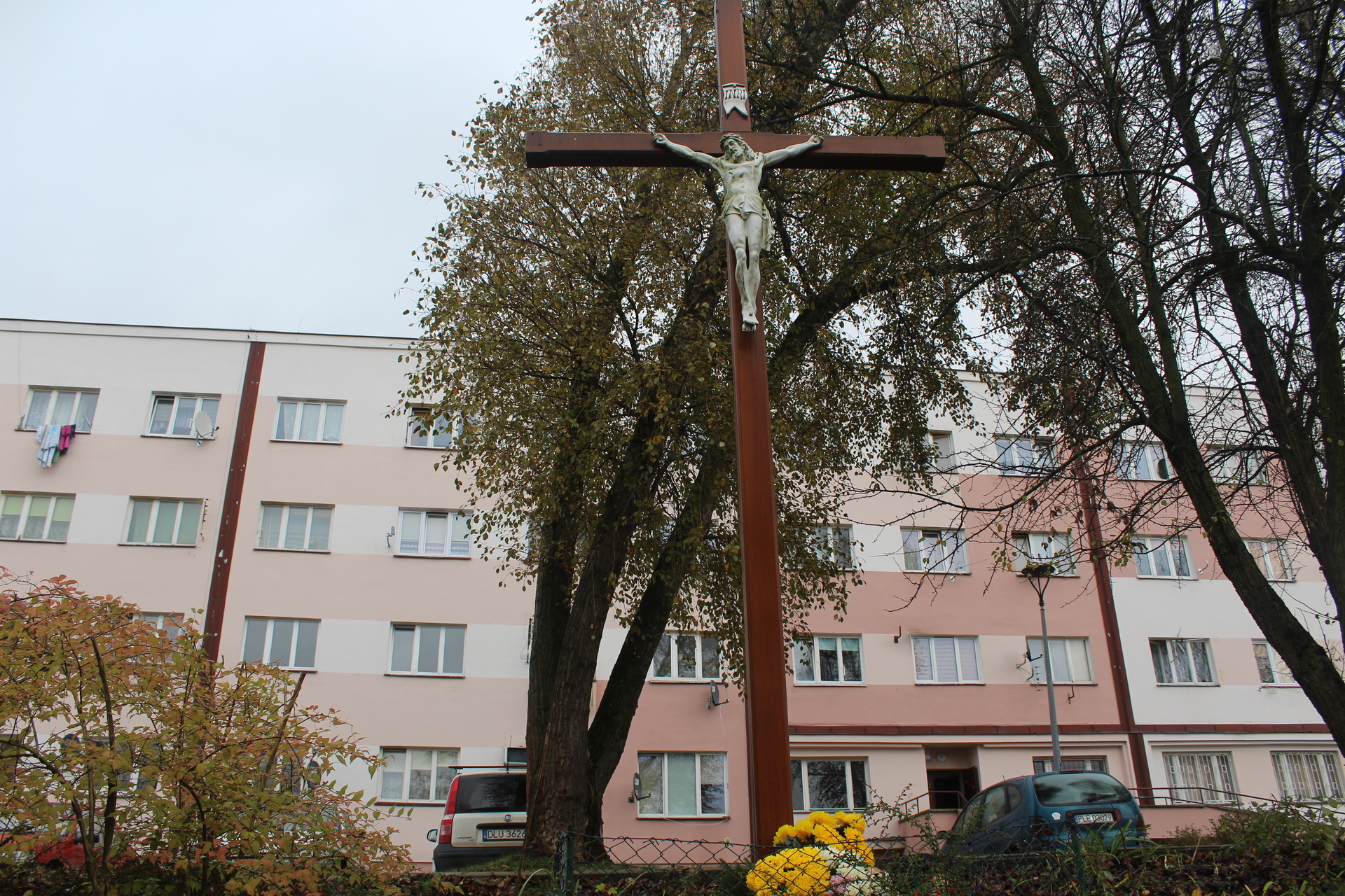 Kwiaty i znicze przed polkowickimi krzyżami (FOTO)