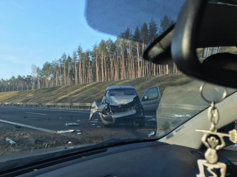 Uderzyła w barierki na S3 (FOTO, WIDEO)