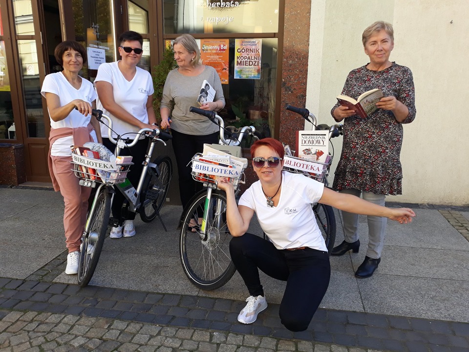 Polkowickie bibliotekarki ruszyły w miasto na rowerach