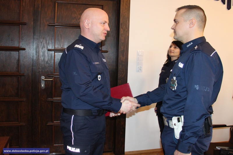 LEGNICA. Policjant z gratulacjami od ministra