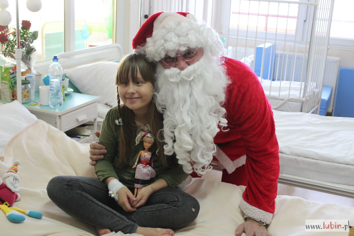 Święty Mikołaj z wizytą w szpitalu (FOTO)
