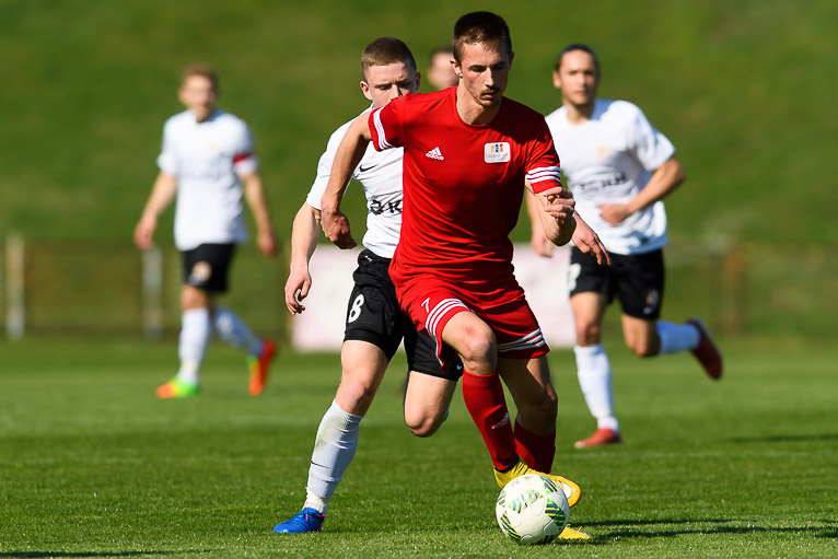 Powiatowe derby w Saltex IV lidze, Zamet o życie w Wykrotach