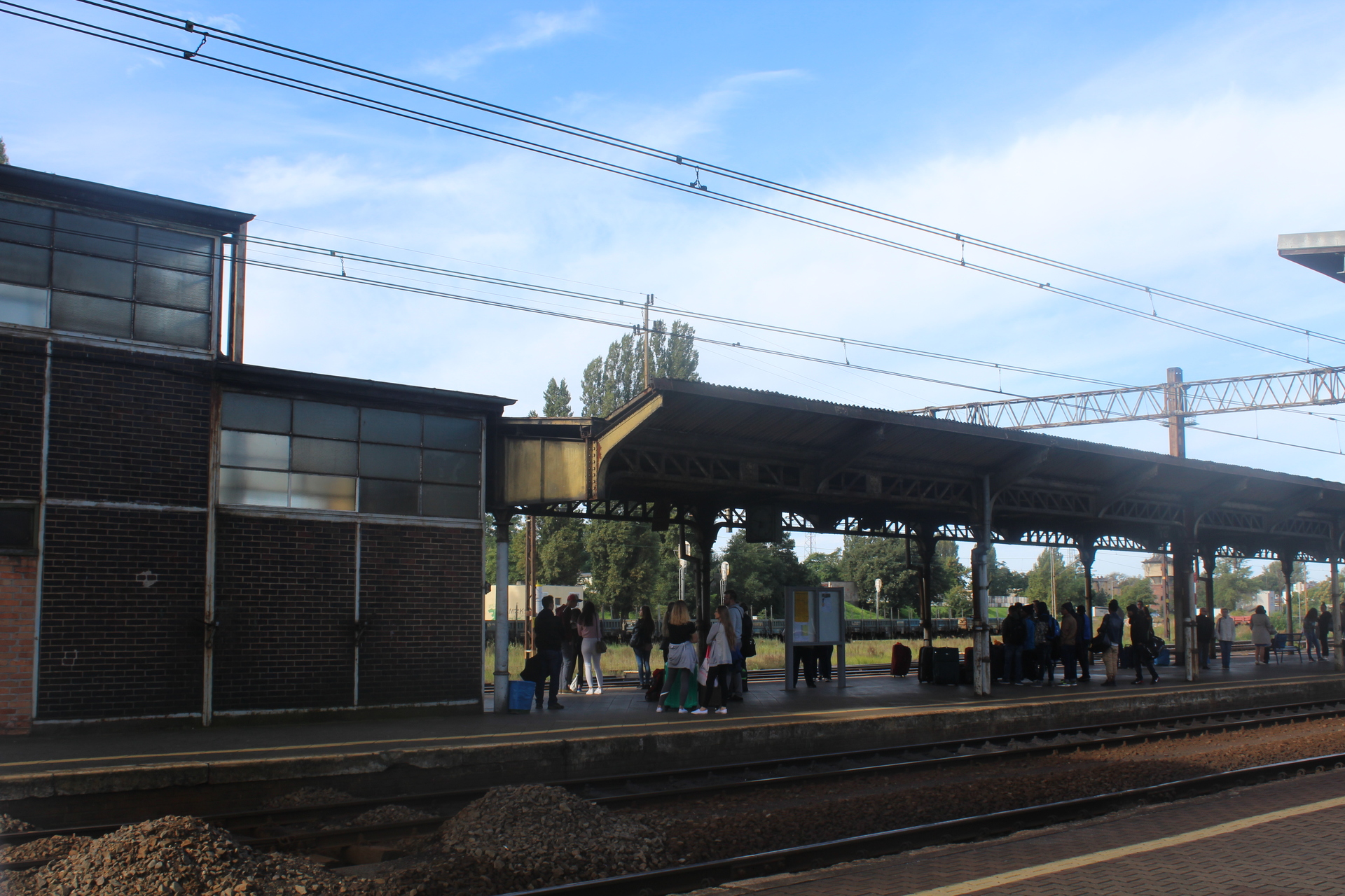 Frontem do podróżnych na dworcu kolejowym w Głogowie (WIDEO, FOTO)