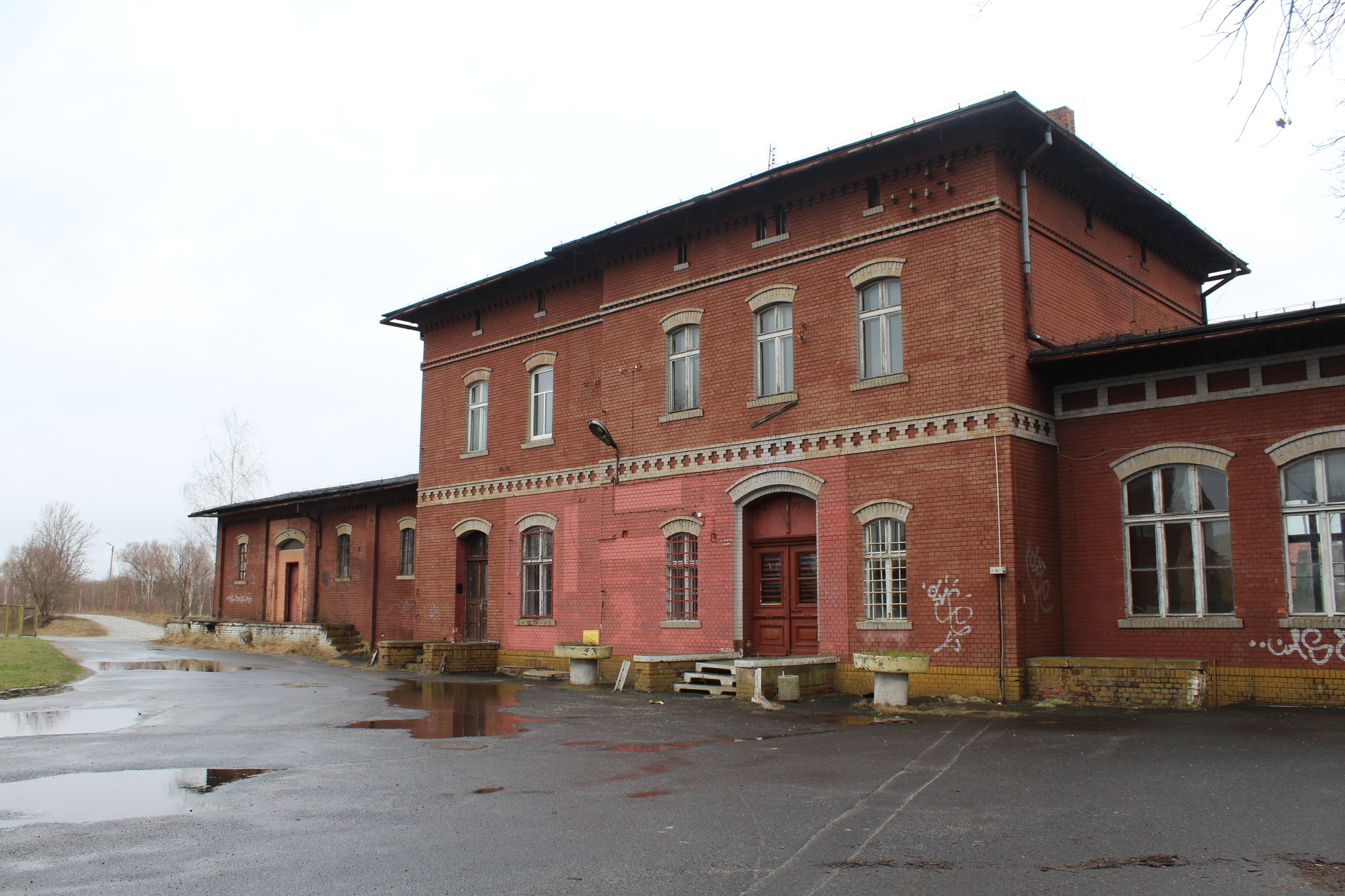 CHOCIANÓW. Gmina przejęła dawny dworzec PKP (WIDEO)