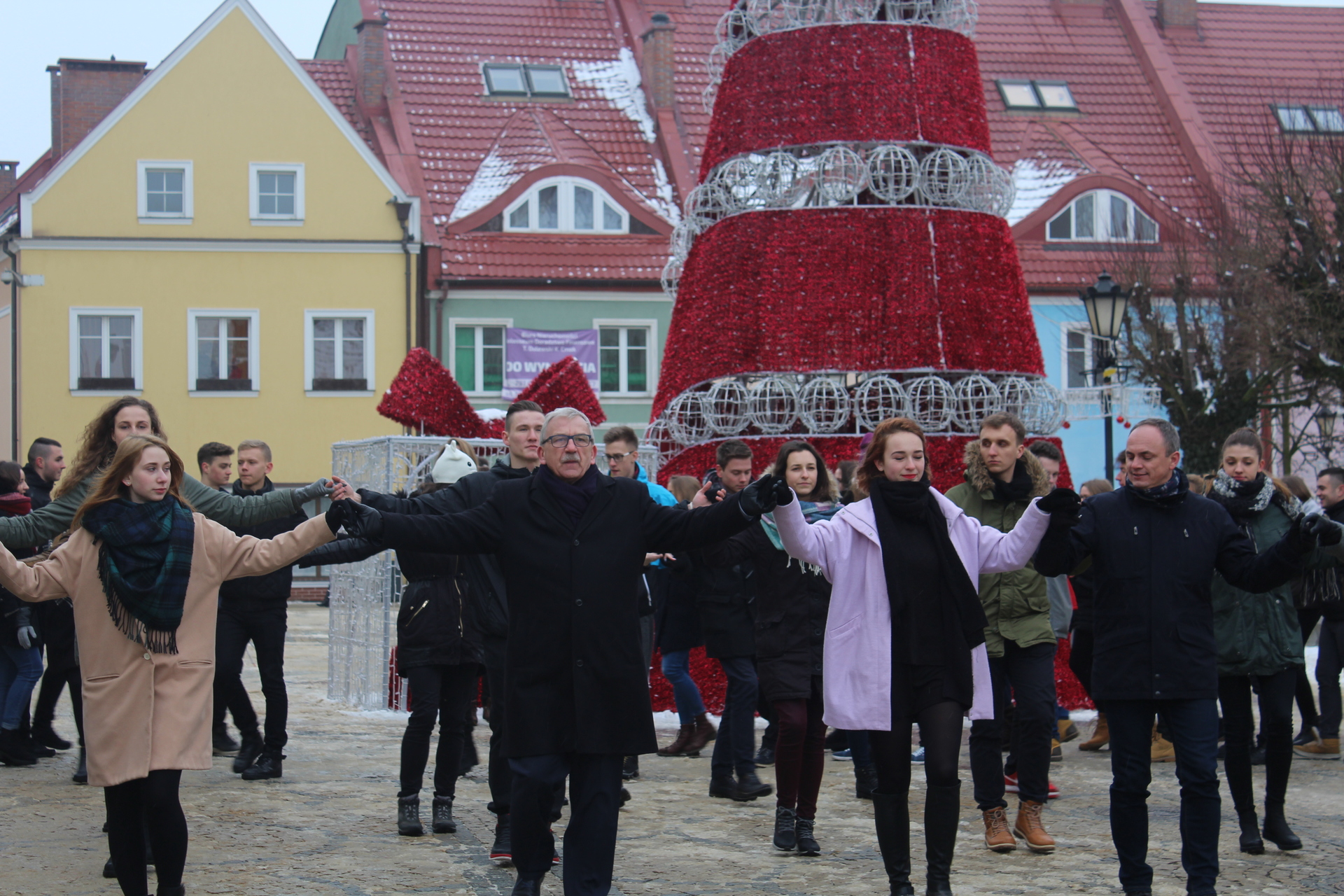 Tradycji stało się zadość – zatańczyli poloneza w Rynku (WIDEO, FOTO)