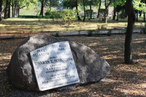 Kamień z tablicą upamiętniającą jeńców alianckich w parku Alianckim