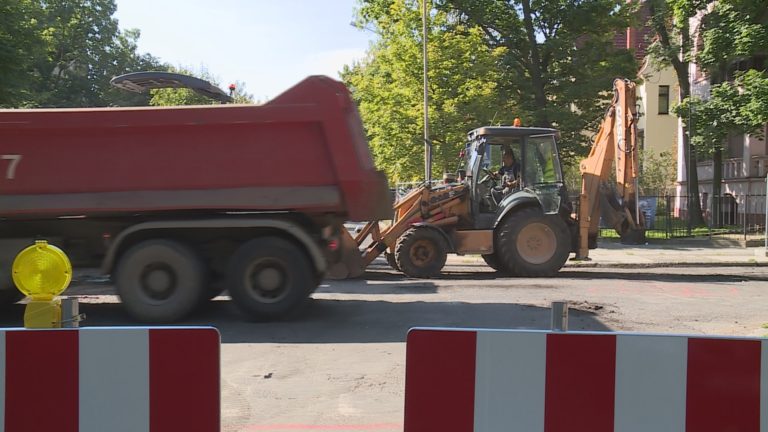 Dziurawych dróg w Legnicy coraz mniej (WIDEO)