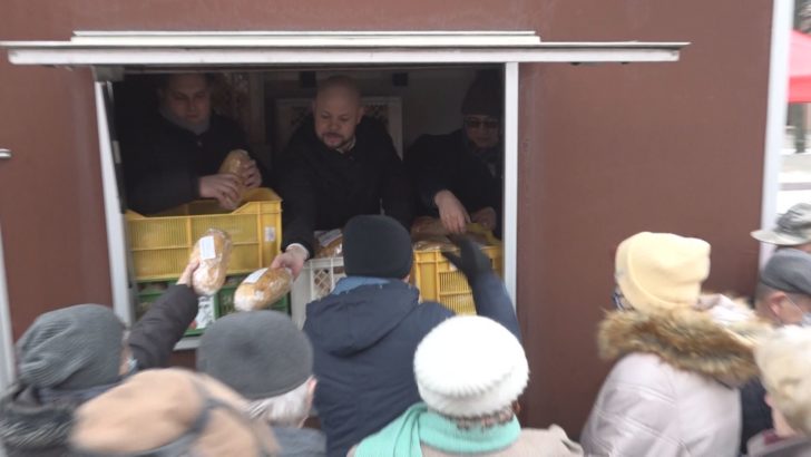 Burmistrz rozdał chleb mieszkańcom