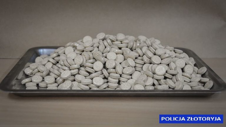 Amfetamina i ecstasy schowane w damskiej torebce. 26-latka aresztowana (FOTO, WIDEO)