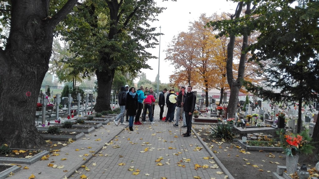 GŁOGÓW. Uczniowie sprzątali na cmentarzu (WIDEO)