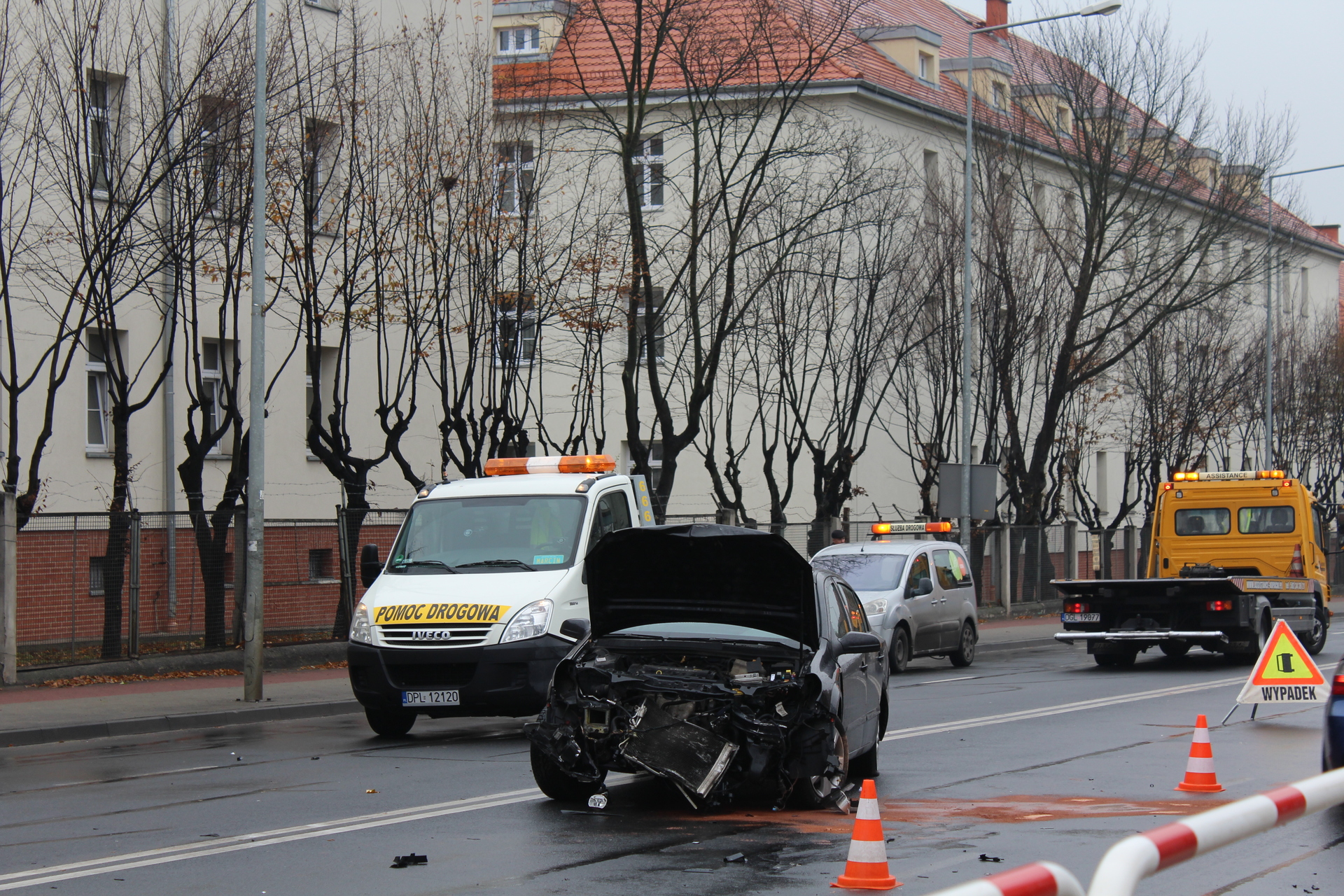 GŁOGÓW. Zderzenie trzech aut na ul. Wojska Polskiego (WIDEO, FOTO)