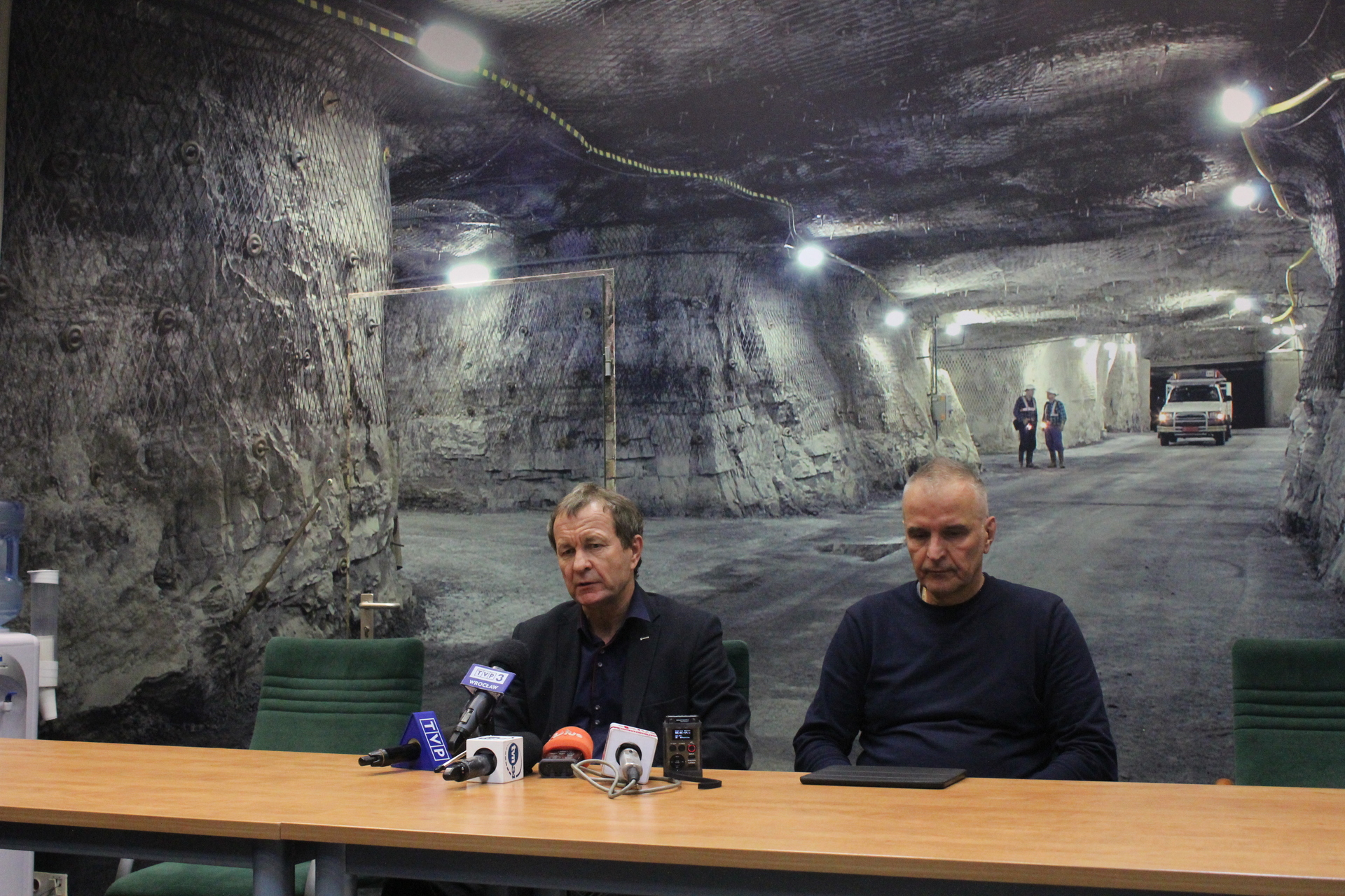 ZG RUDNA. Dwóch górników zlokalizowano, trwają poszukiwania czterech pozostałych