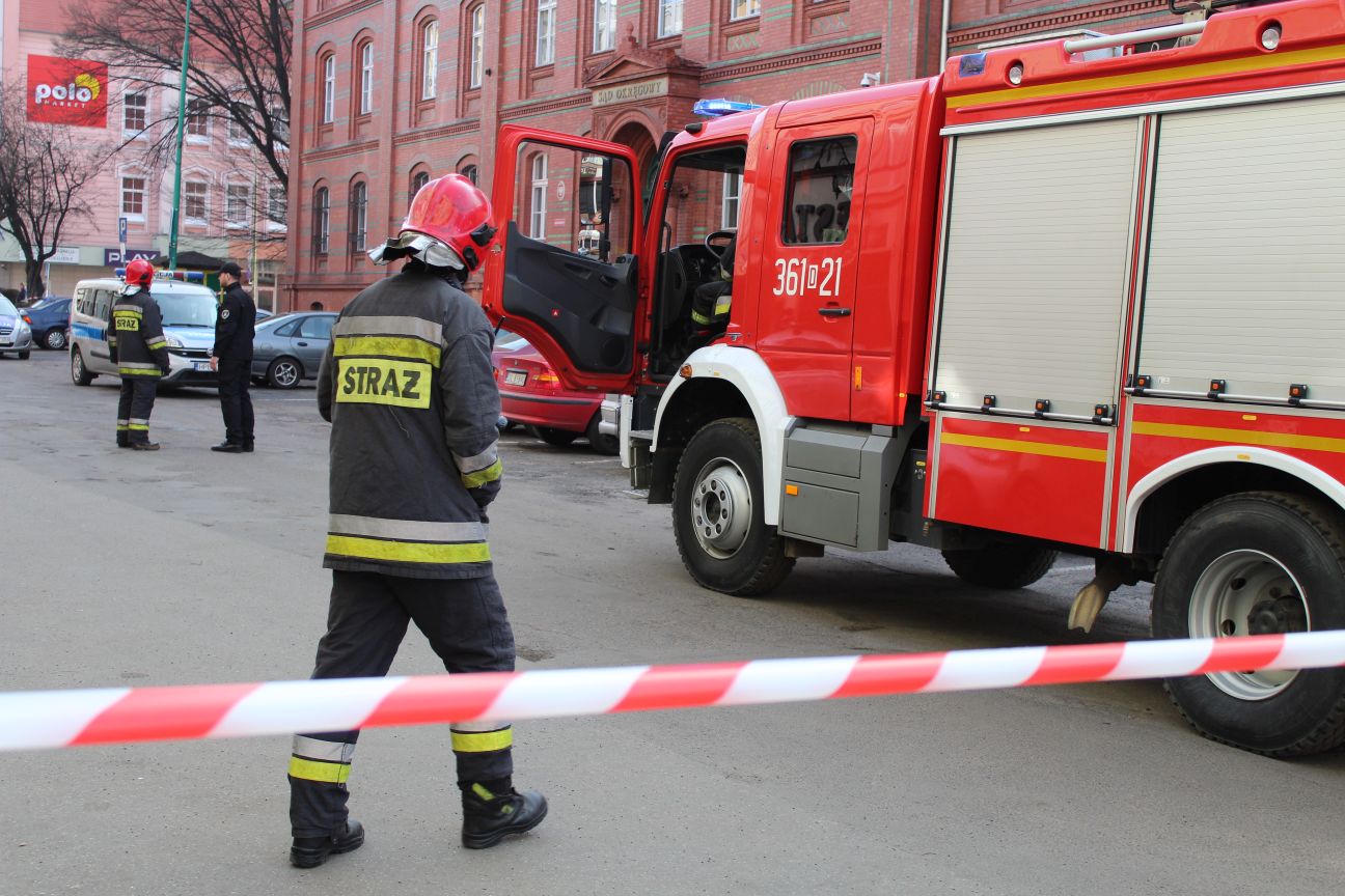 Alarm bombowy w Sądzie Okręgowym w Legnicy (FOTO)