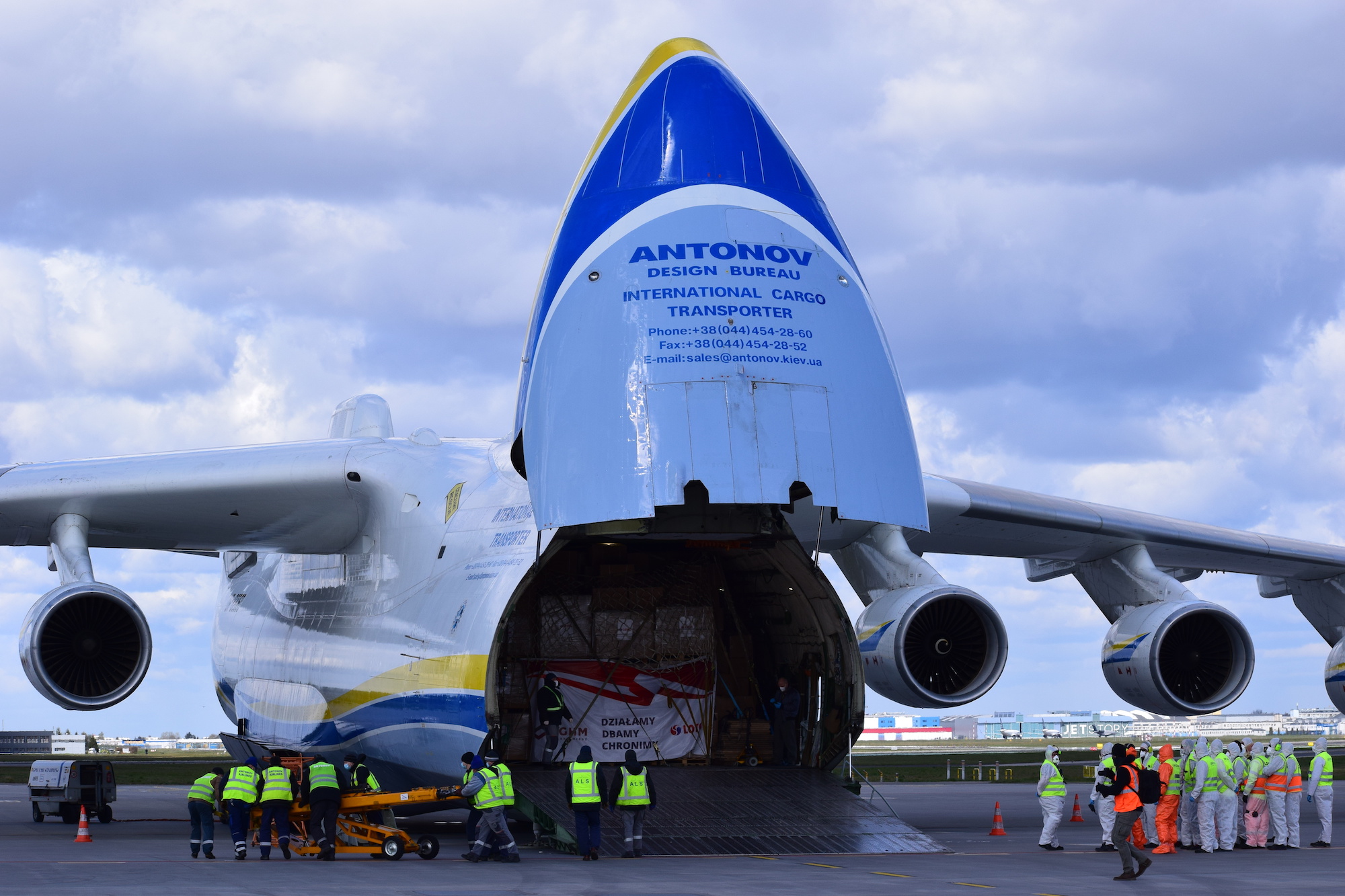 Największy samolot świata przywiózł maseczki dla lekarzy
