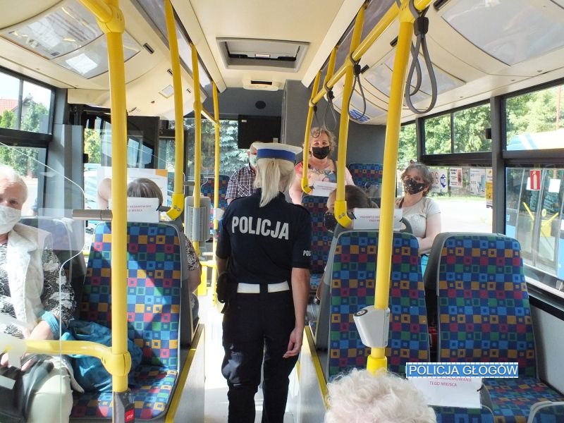 Policjanci w miejskich autobusach. Sanepid: Koronawirus nie zniknął!