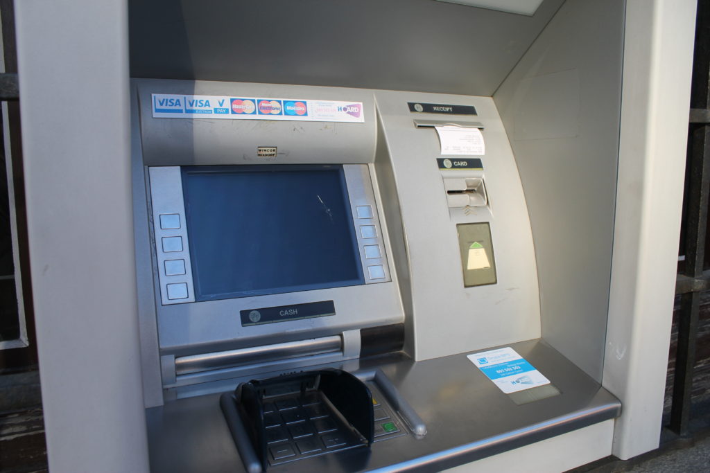 Uwaga na nakładki przy bankomatach   