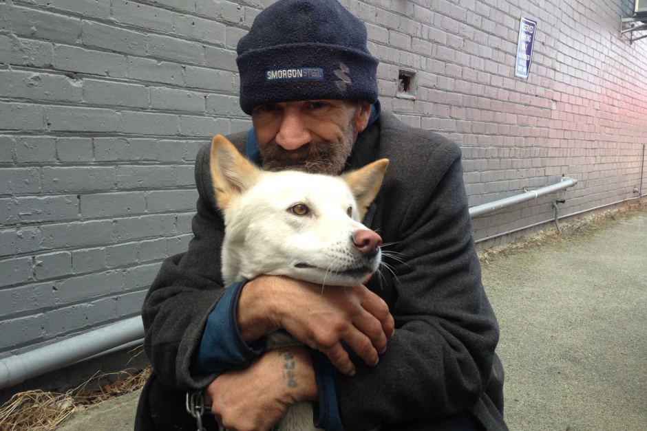 Pomogli schorowanemu staruszkowi i jego psu