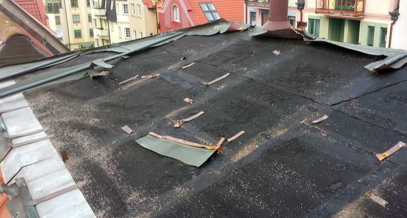 Wynajął mieszkanie, by kraść blachę z dachu (WIDEO)