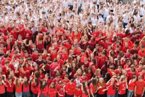W 2015 roku żywą flagę z okazji 2 maja utworzyli uczniowie Zespołu Szkół Sportowych, przebierając się w białe i czerwone koszulki