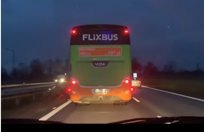 Autobus blokował karetkę na sygnale (WIDEO)