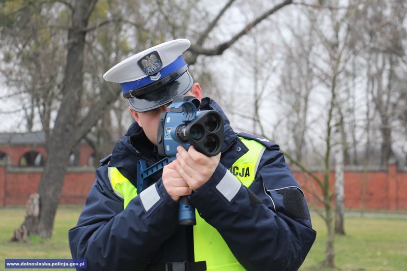 Nowy miernik prędkości dla policji. Robi zdjęcia i nagrywa filmy (WIDEO)