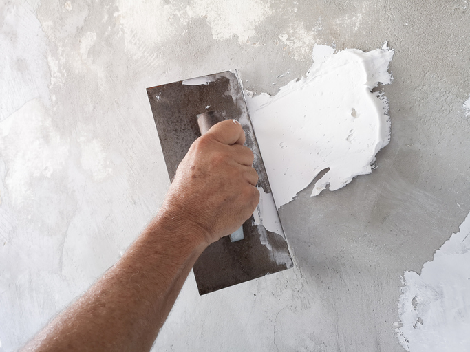 Sprawdź krok po kroku, jak samodzielnie wykonać gipsowanie ściany